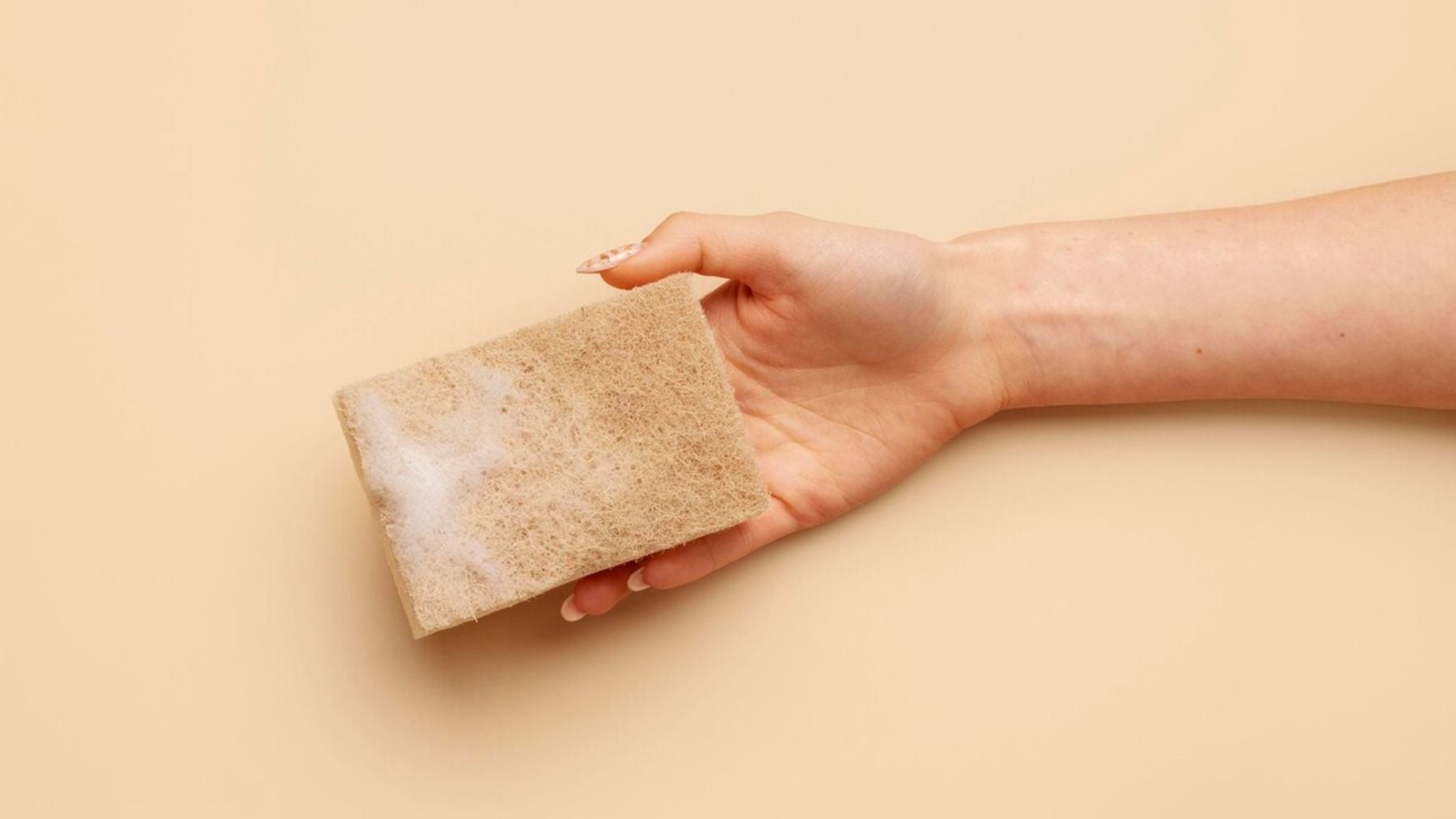 Adiós a las esponjas de toda la vida: la tendencia en 2026 para baños y cocinas más saludables y sin microplásticos