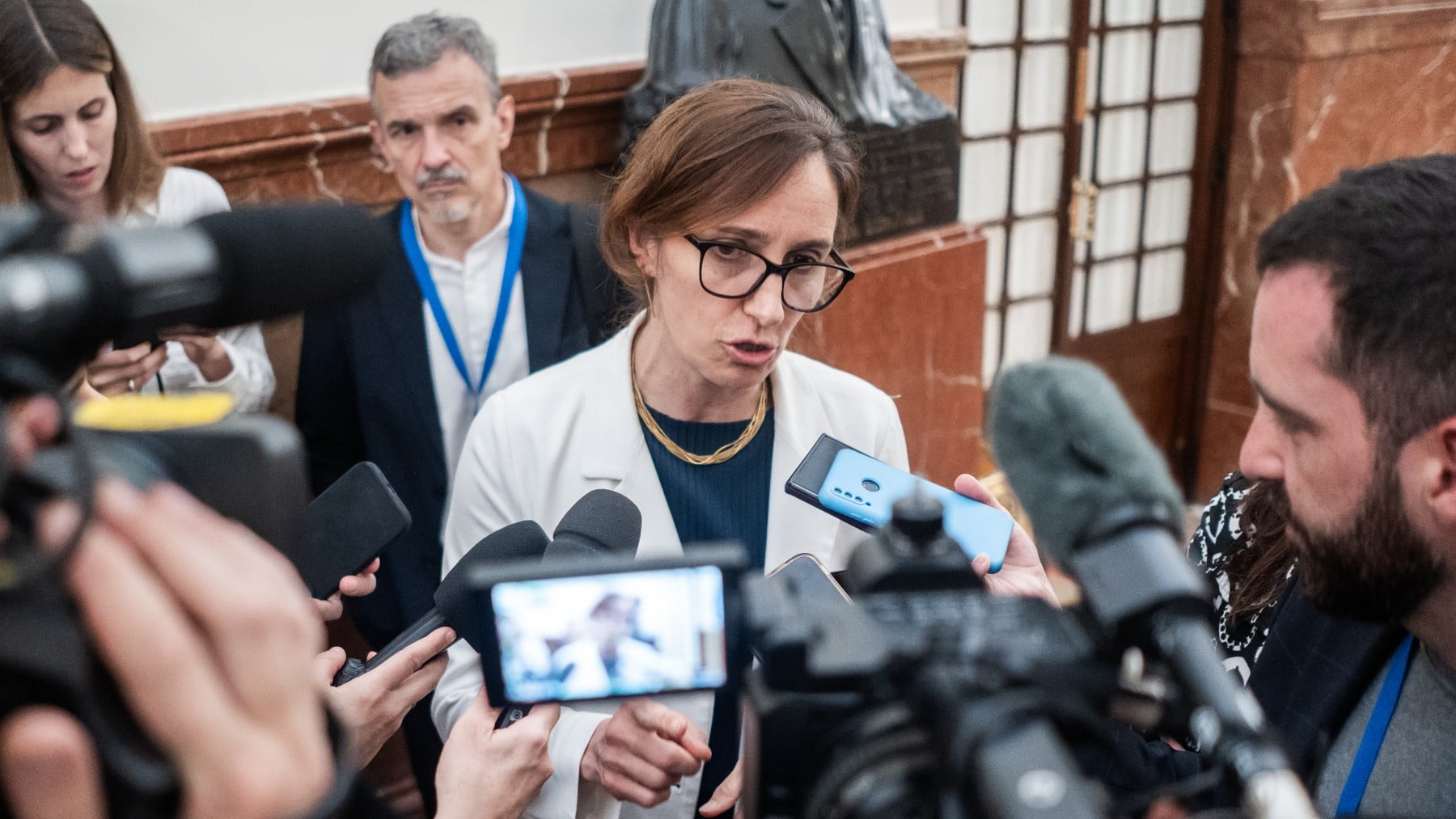 Mónica García abandona a los enfermos de Alzheimer: no financia el primer fármaco que frena su progresión