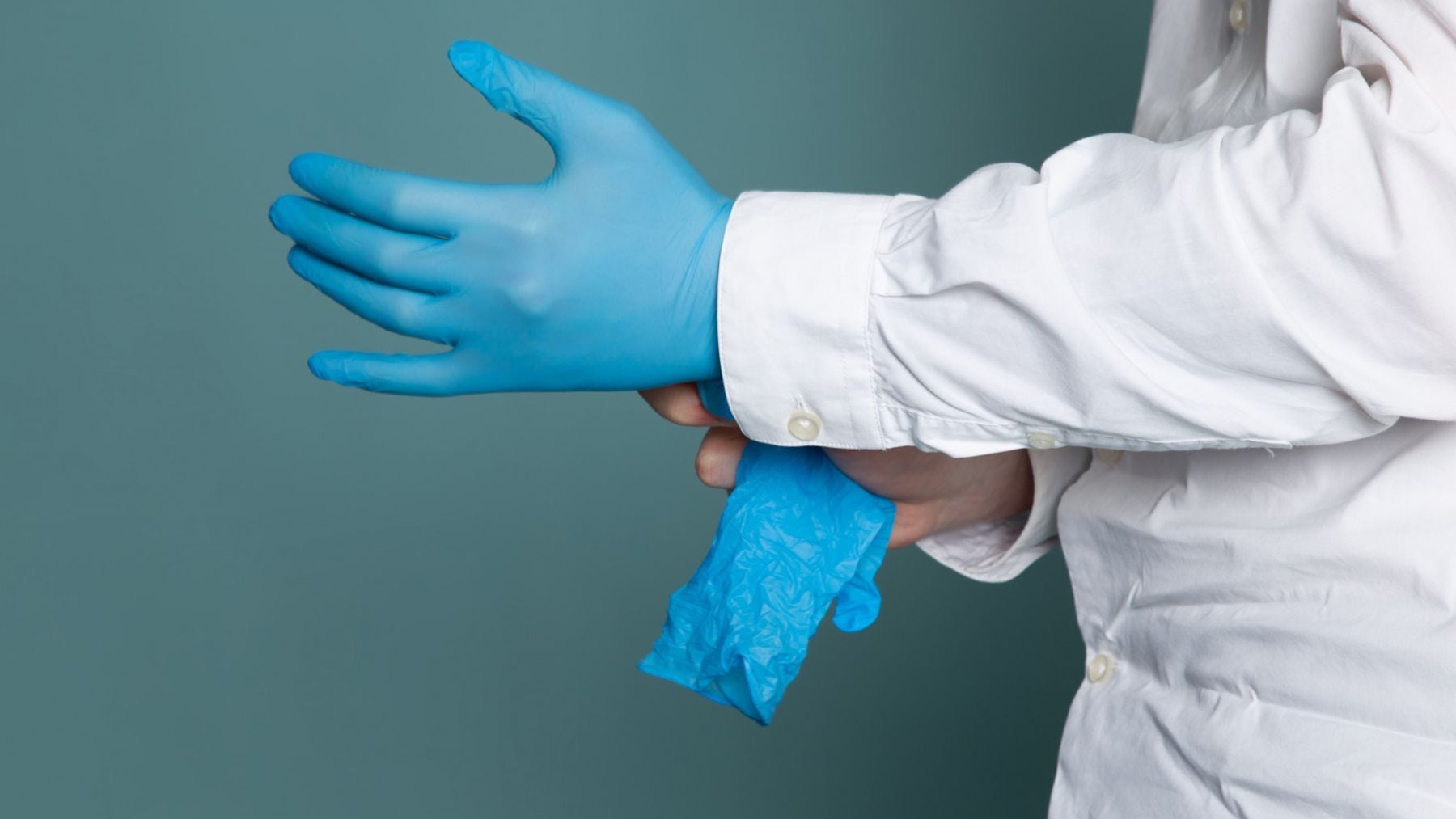 Decepción entre los científicos: llevan años contaminando sus pruebas con los microplásticos de sus guantes