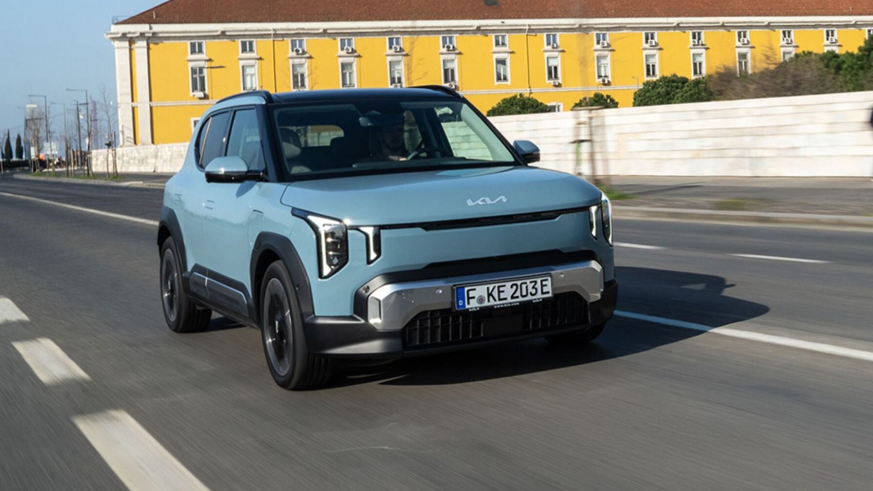 El Kia EV2, por las calles de Lisboa.