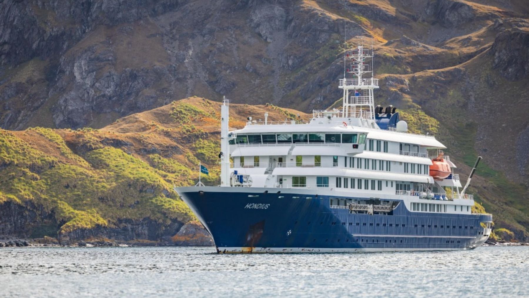 La OMS estudia trasladar el crucero en el que han muerto 3 personas por hantavirus a Canarias: hay 14 españoles a bordo