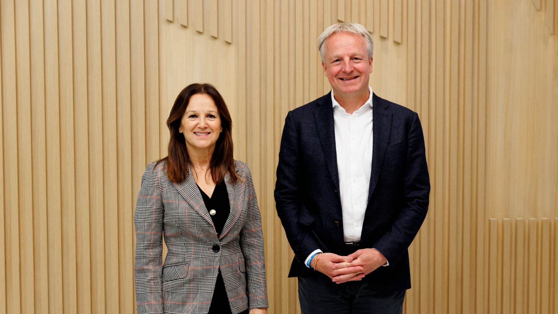 Mercedes Oblanca, presidenta y CEO Accenture España y Portugal, y Maarten Wetselaar, CEO de Moeve.
