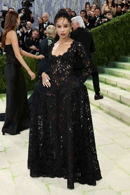 Z&ouml;e Kravitz de negro