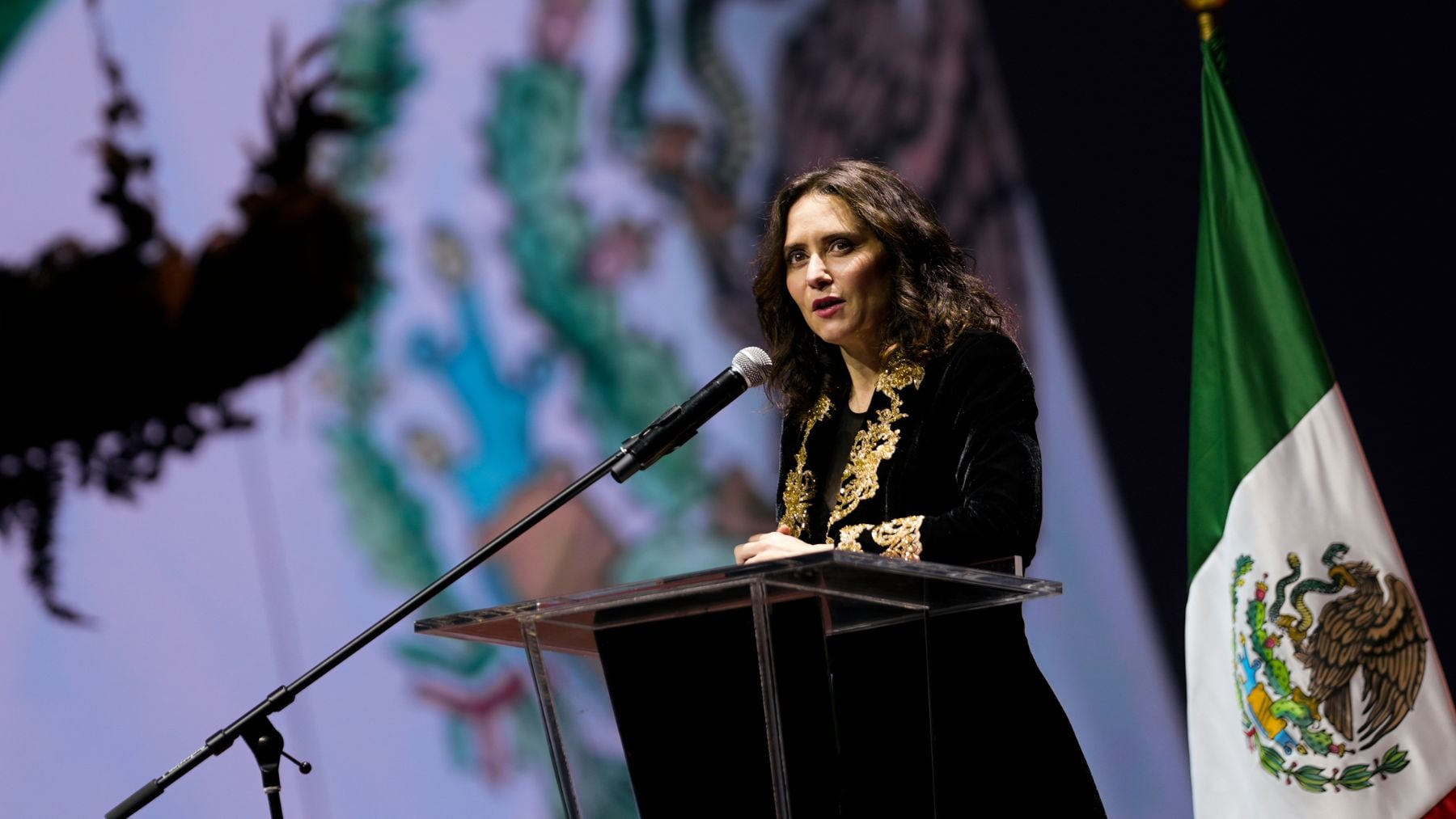 Ayuso reivindica los «cinco siglos de mestizaje» entre España y México en un homenaje a Malinche y Hernán Cortés