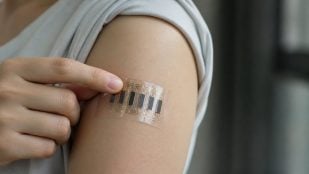 Dispositivo que genera electricidad, dispositivo flexible que produce energía, crean un dispositivo que se alimenta de calor corporal, electricidad con el calor del cuerpo.