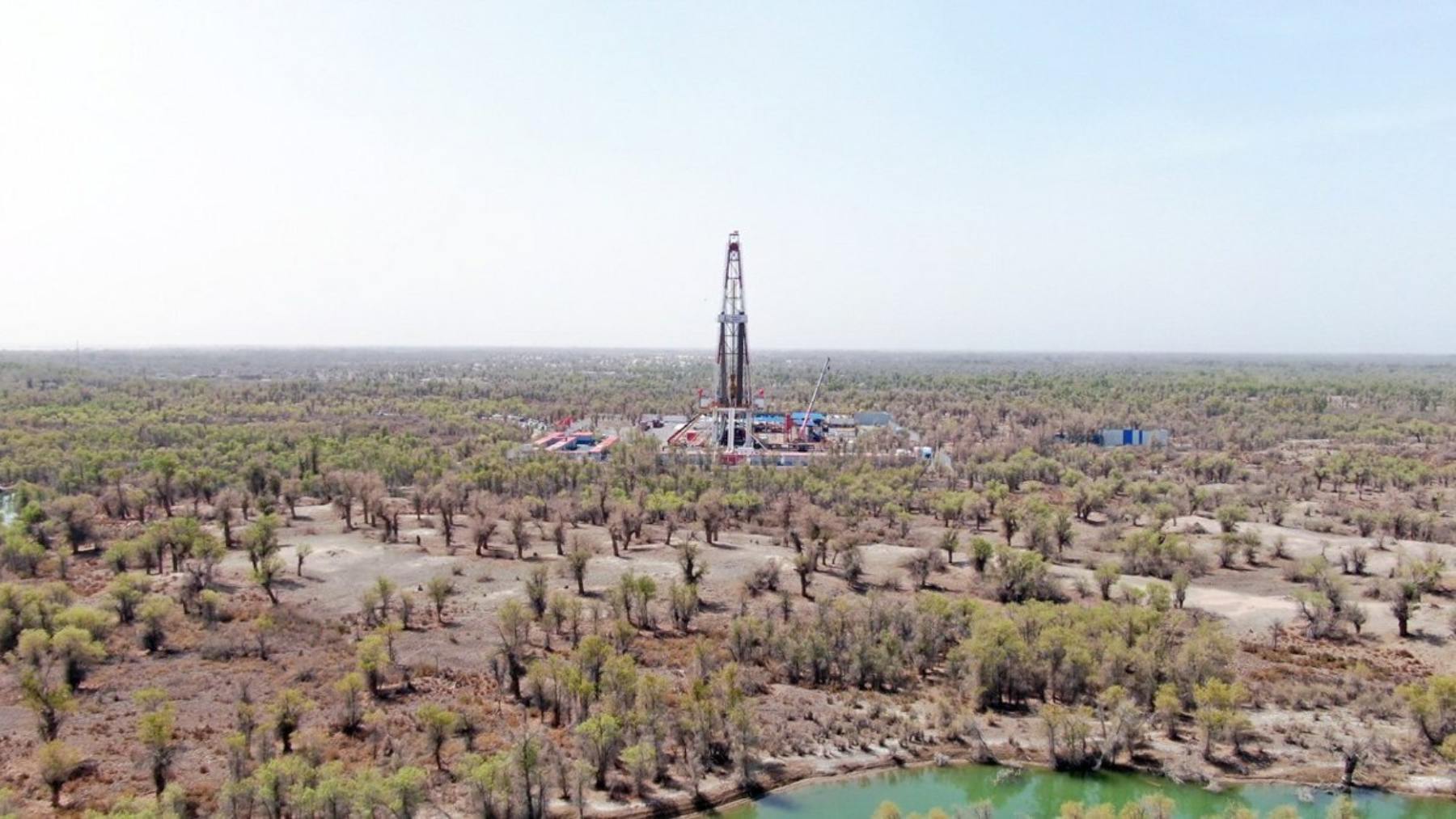 China desafía la lógica: perfora 10.910 metros bajo tierra el desierto de Taklamakan penetrando 12 capas geológicas logrando el pozo vertical más profundo jamás perforado en Asia