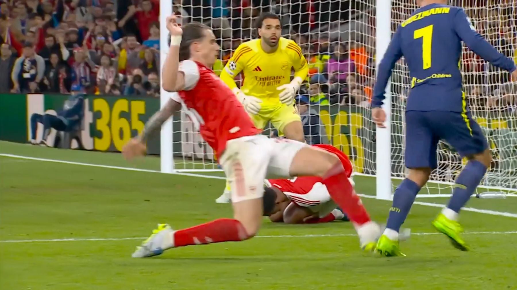 Daniel Siebert vuelve a ser el verdugo del Atlético: no pita un penalti claro del Arsenal