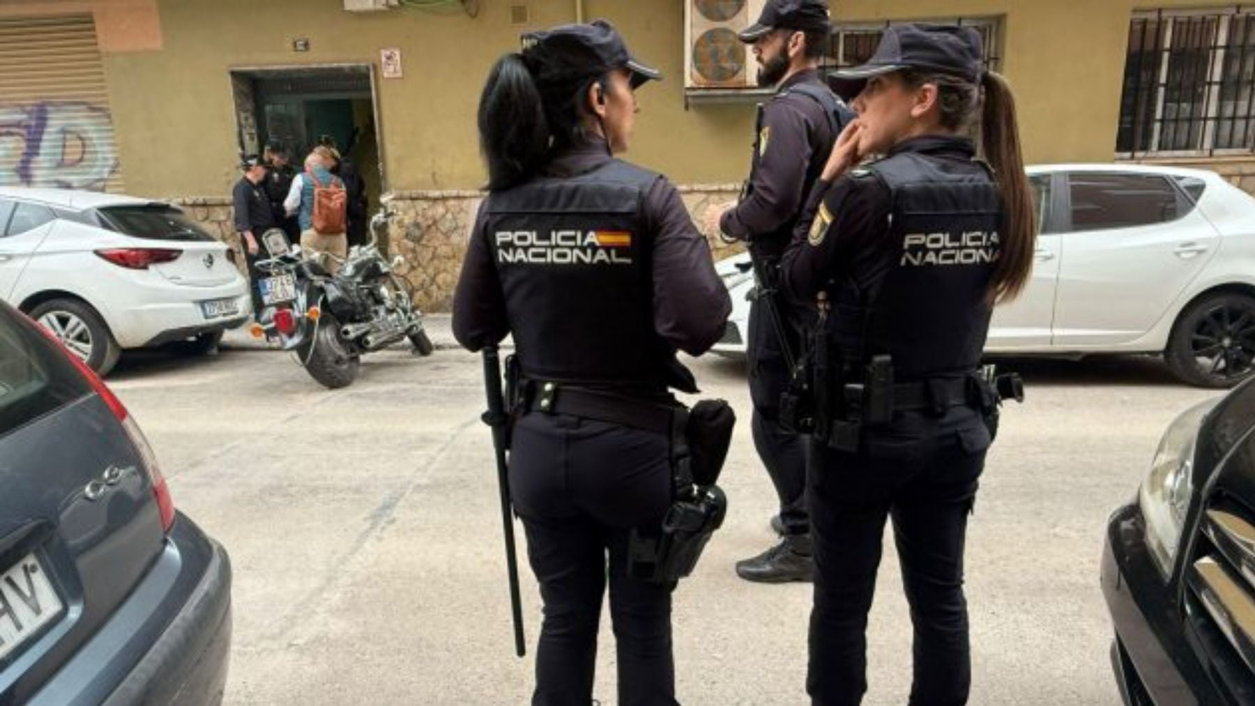 La Policía frente al bloque de viviendas donde se produjo el derrumbe de un techo.
