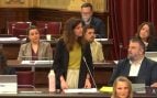 Los separatistas de Més afilan su turismofobia y convierten a los turistas en ‘guiris’ en el Parlament