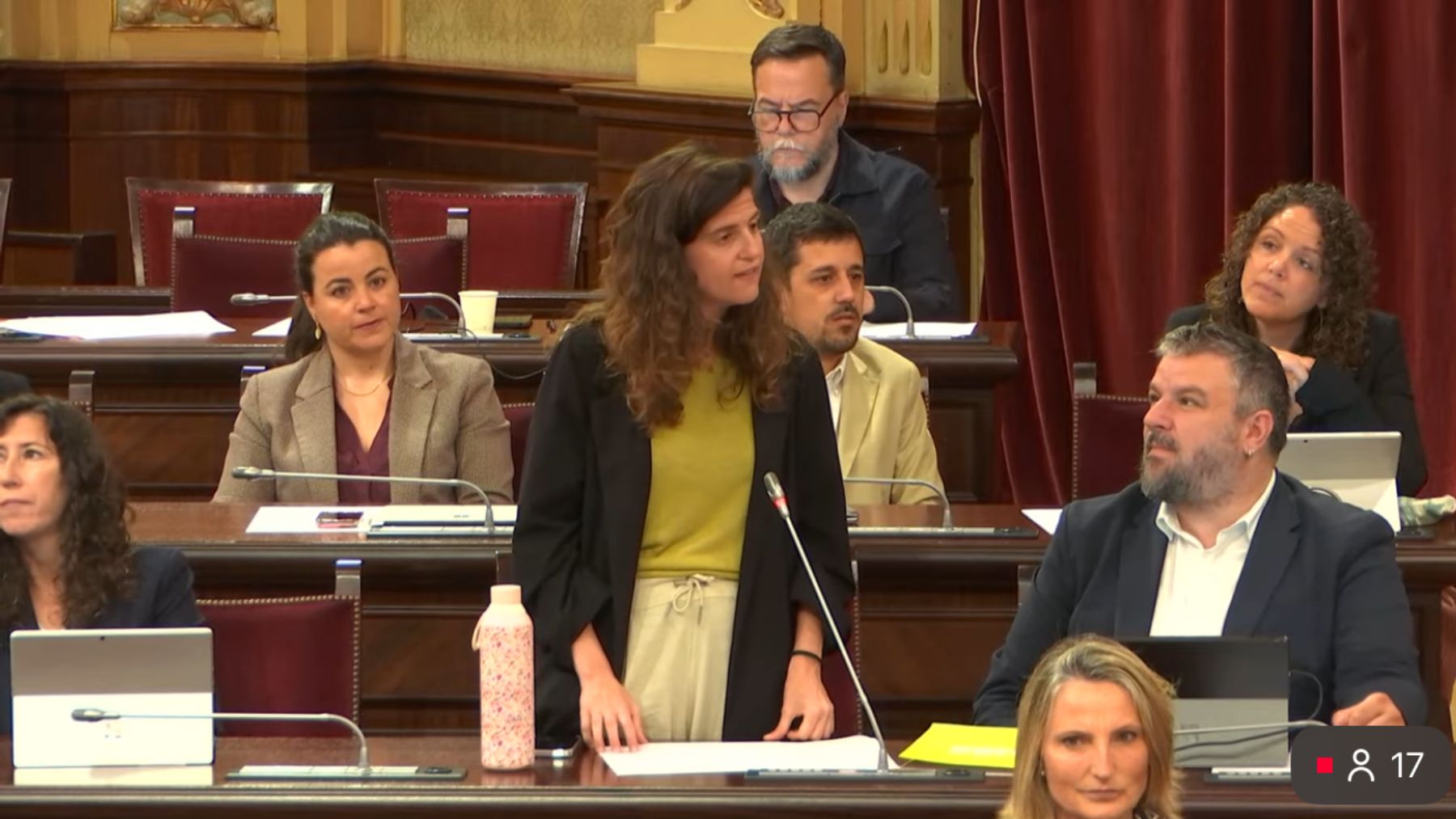 Los separatistas de Més afilan su turismofobia y convierten a los turistas en ‘guiris’ en el Parlament