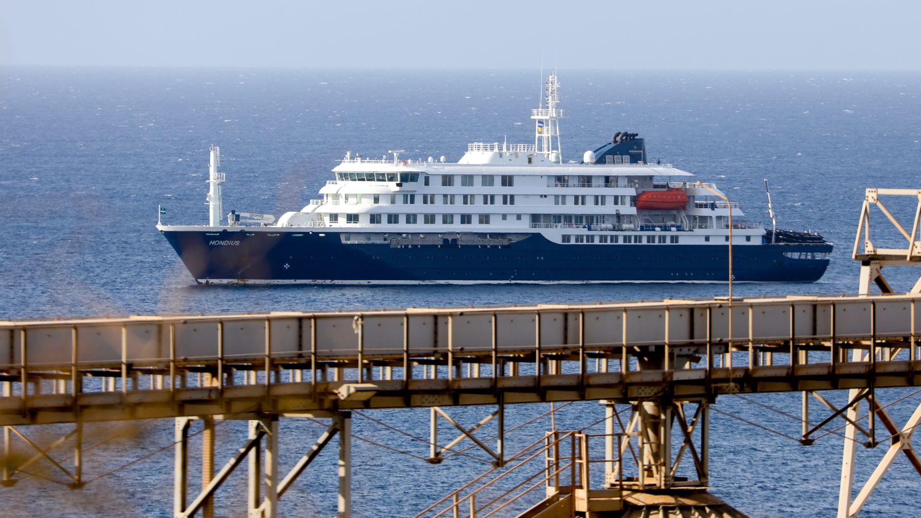 Qué se sabe del brote de hantavirus en el crucero de lujo: tres muertos, 14 españoles a bordo y un posible desembarque en Canarias