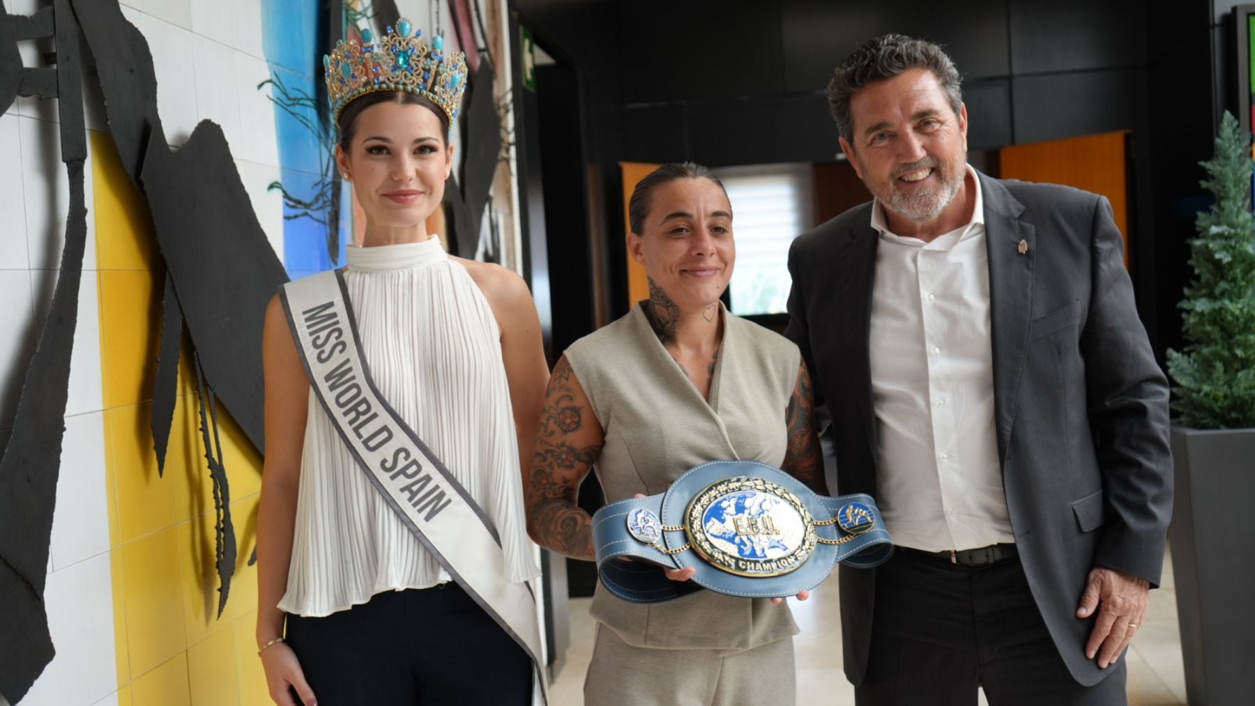 El alcalde de Calvià recibe a Elisabeth Reynés, Miss Mundo España, y Farah El Bousairi, campeona de Europa de boxeo