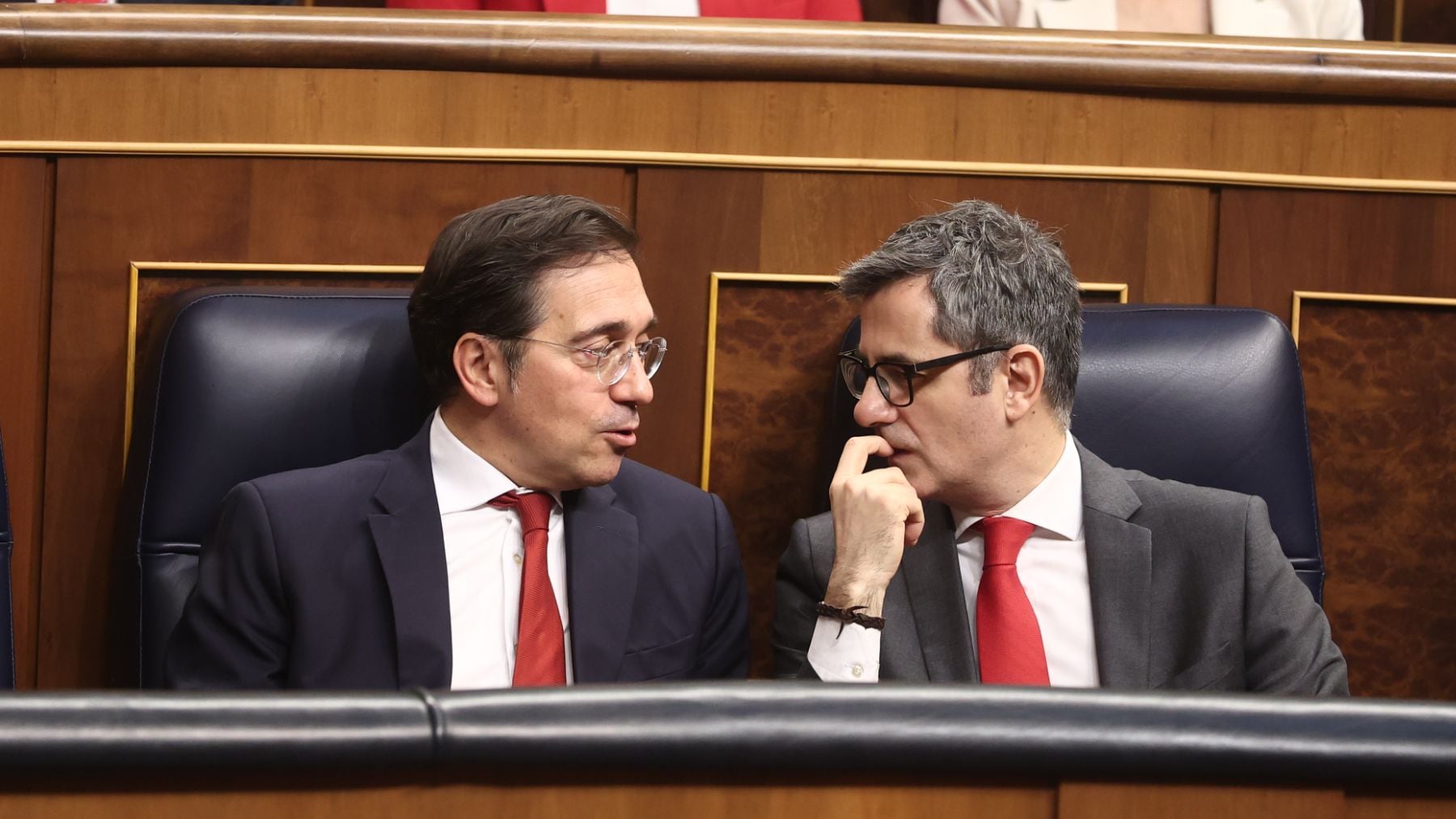 Bolaños y Albares compiten ante Sánchez por colgarse la medalla del apoyo del Papa a la regularización masiva