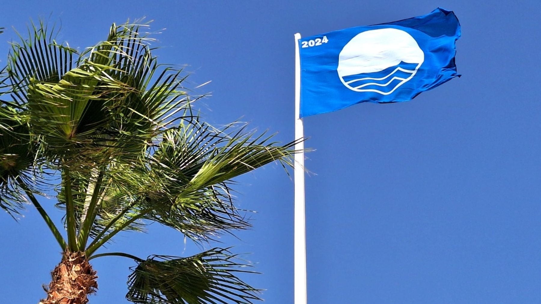 Una bandera azul en una playa española. (Ep)