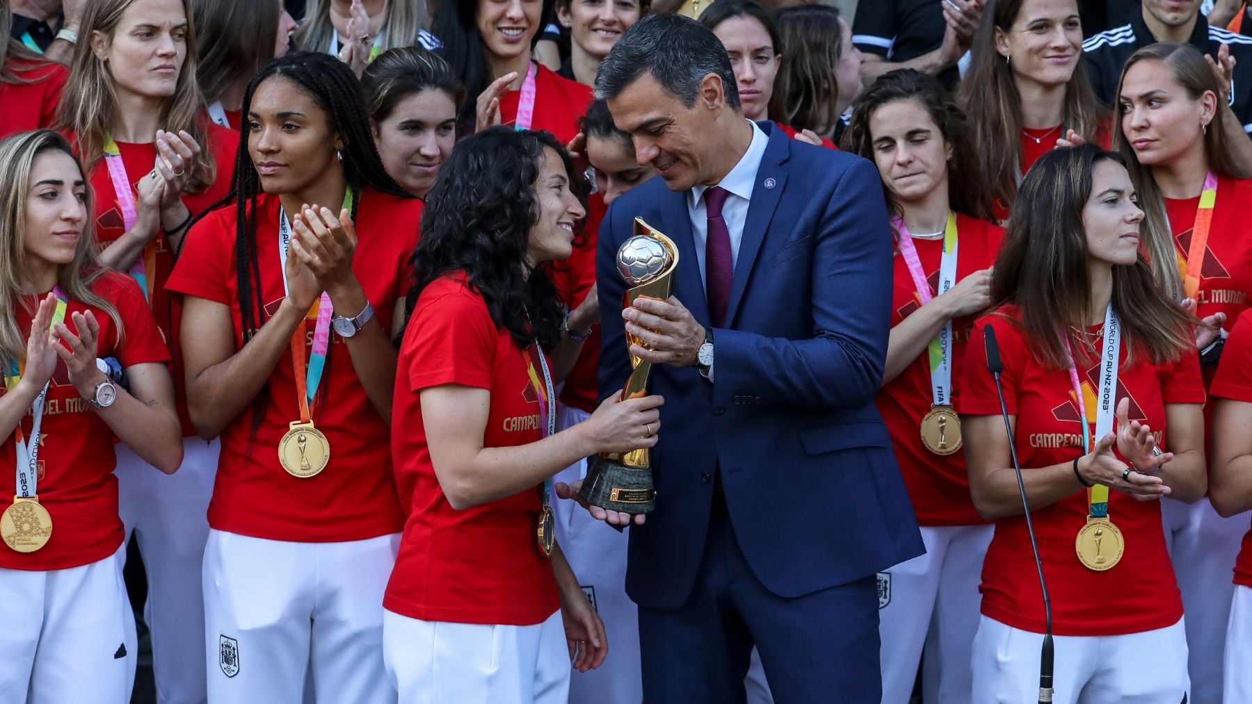 Pedro Sánchez obliga a la Quiniela a incluir cuatro partidos de fútbol femenino cada jornada