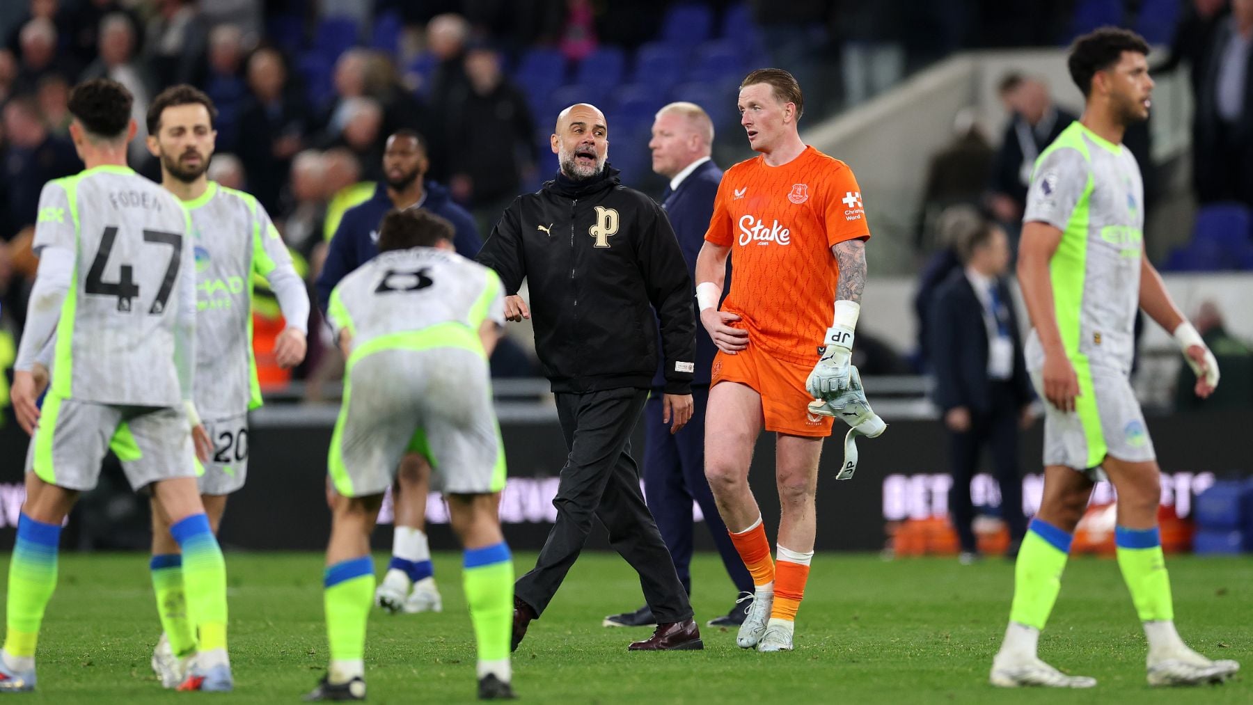 Guardiola y Pickford a la conclusión del City-Everton. (Foto: Getty)