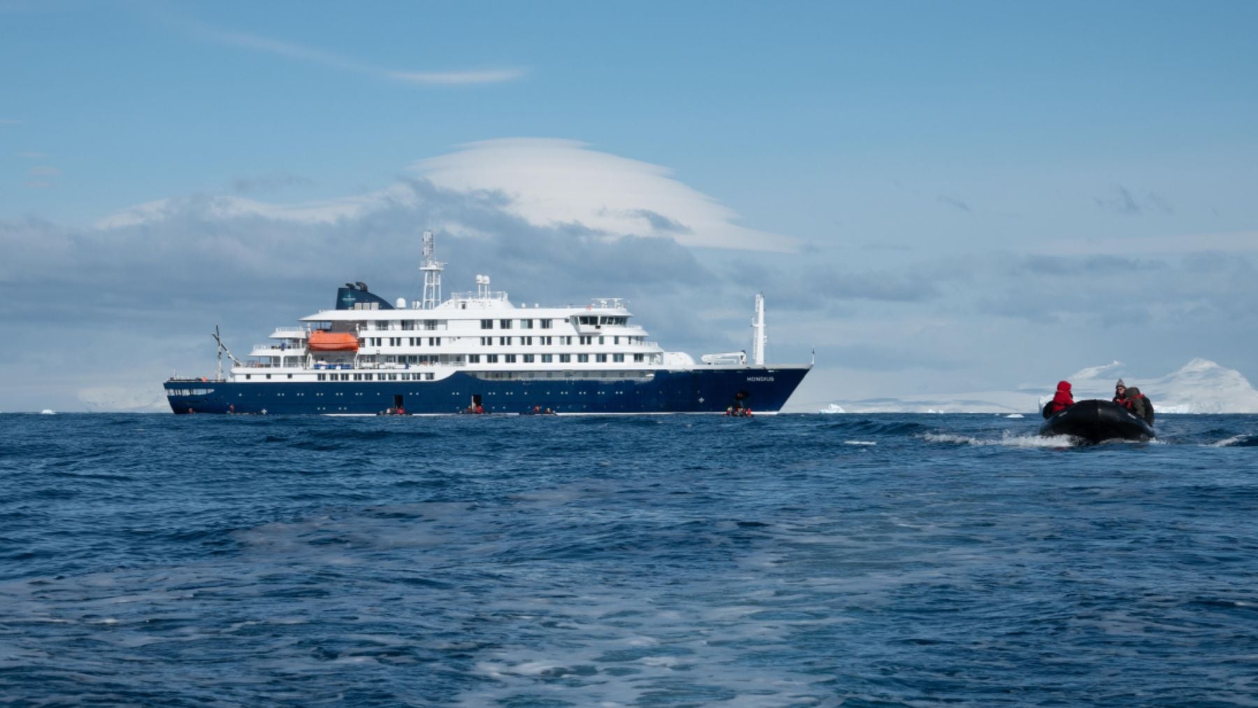 Trasladan a Canarias en estado grave al médico del crucero afectado con un brote de hantavirus