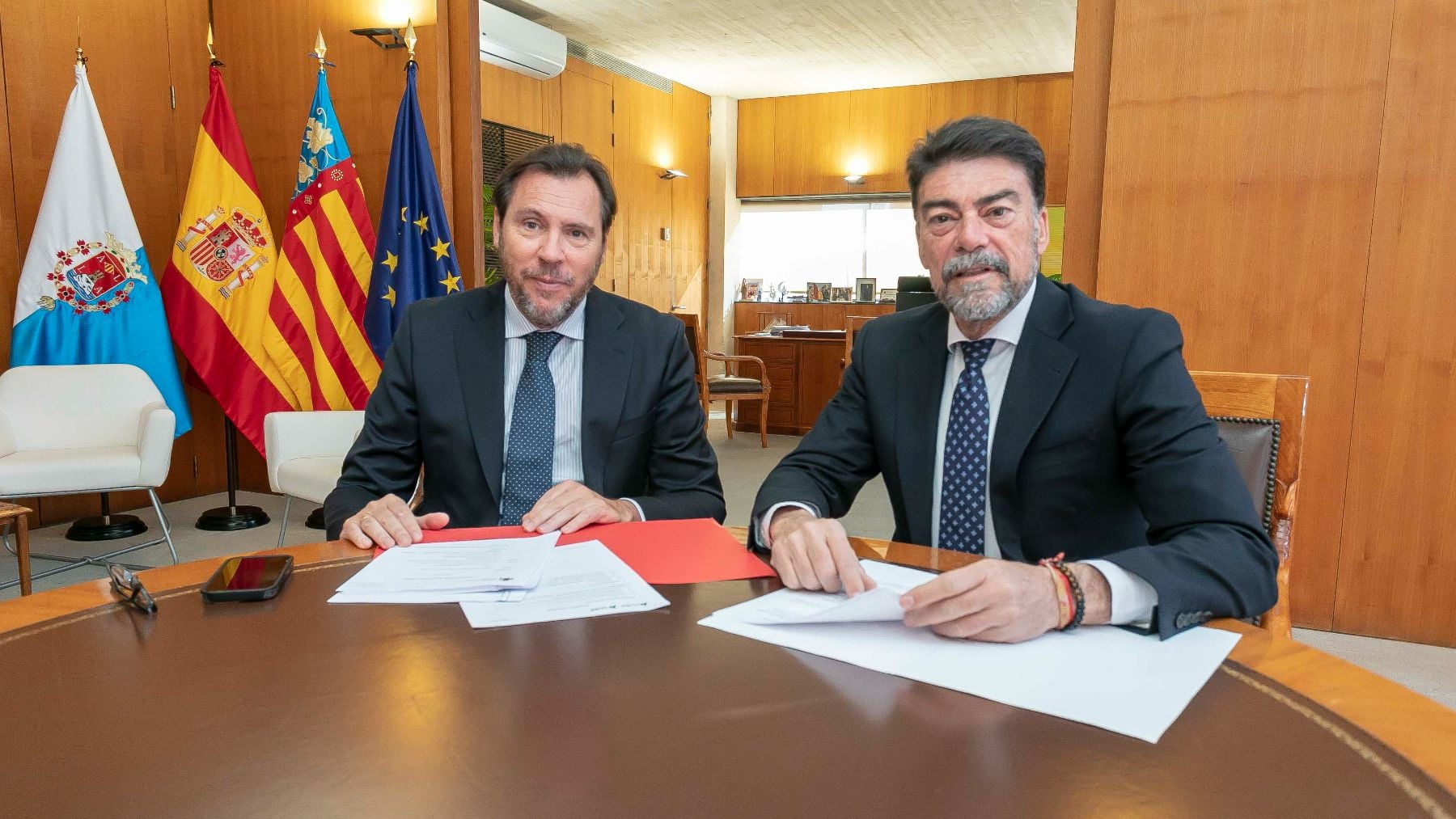 Óscar Puente, con el alcalde de Alicante Luis Barcala, el pasado 13 de abril.