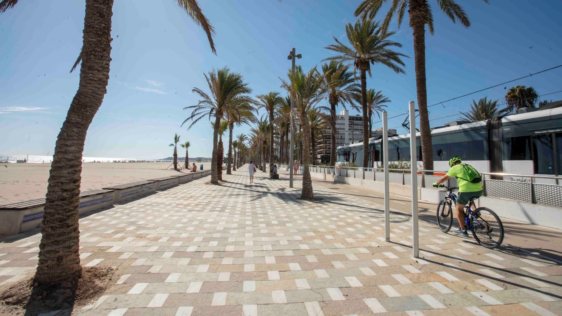 Paseo marítimo con Playa San Juan, en Alicante.