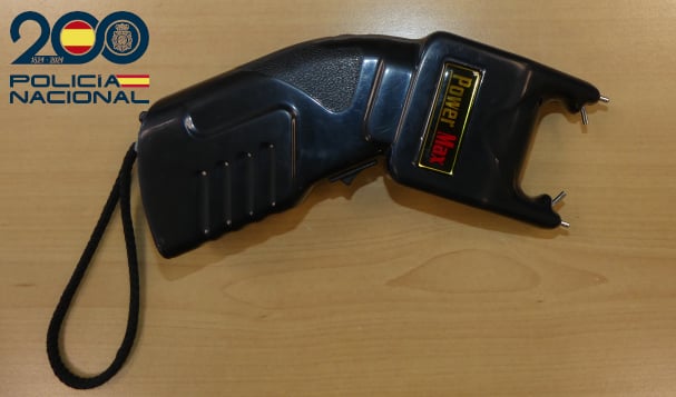 Imagen de la taser intervenida a una de las mujeres en Menorca.