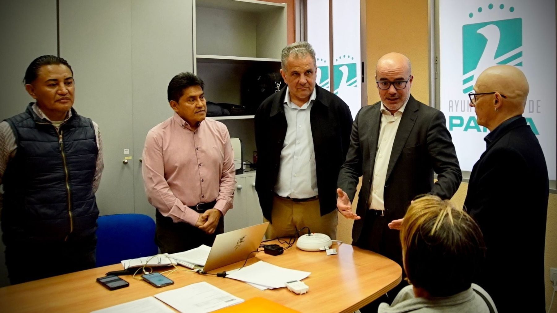 El delegado del Gobierno pone a Parla de ejemplo en la regularización mientras su ayuntamiento está colapsado