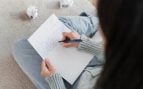 Joven mujer escribe una carta. Foto: Freepik
