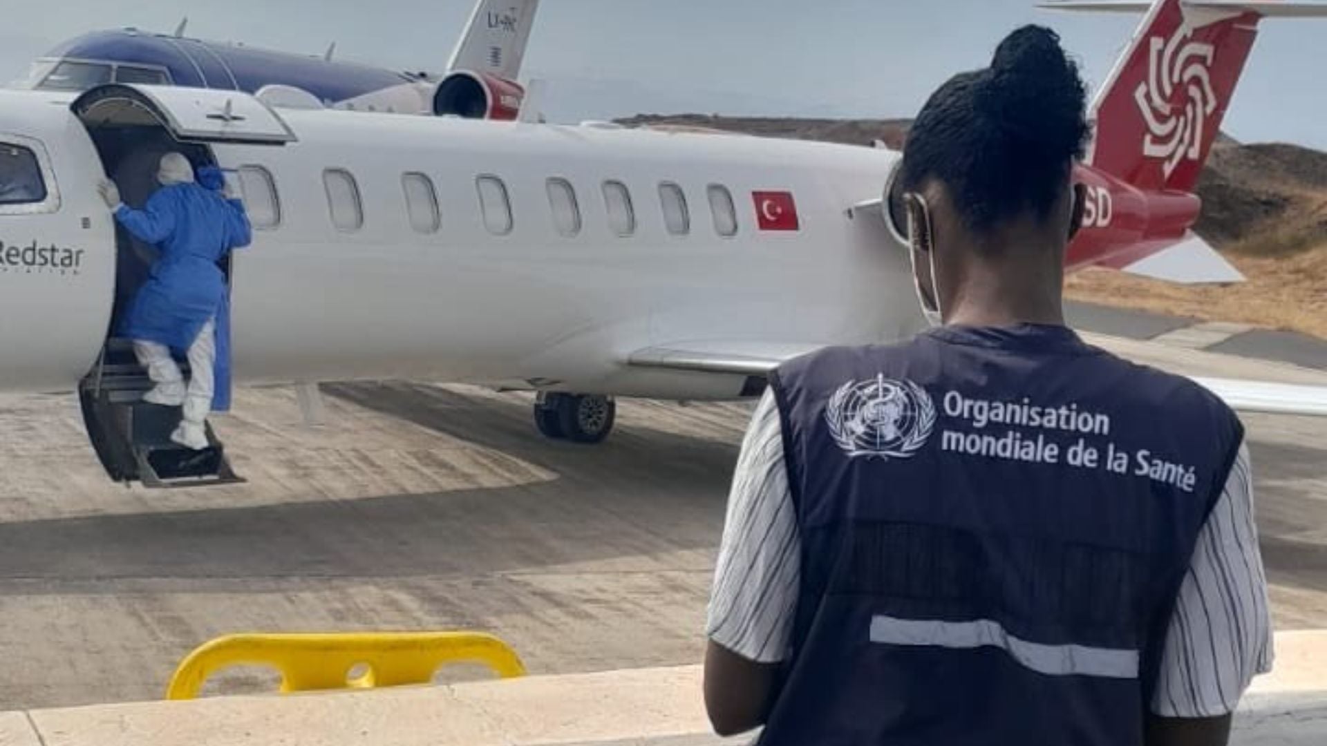 El avión con dos contagiados de hantavirus que paró en Gran Canaria lo hizo para reparar la burbuja de aislamiento