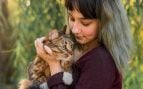 Gato y dueña. Foto: Freepik