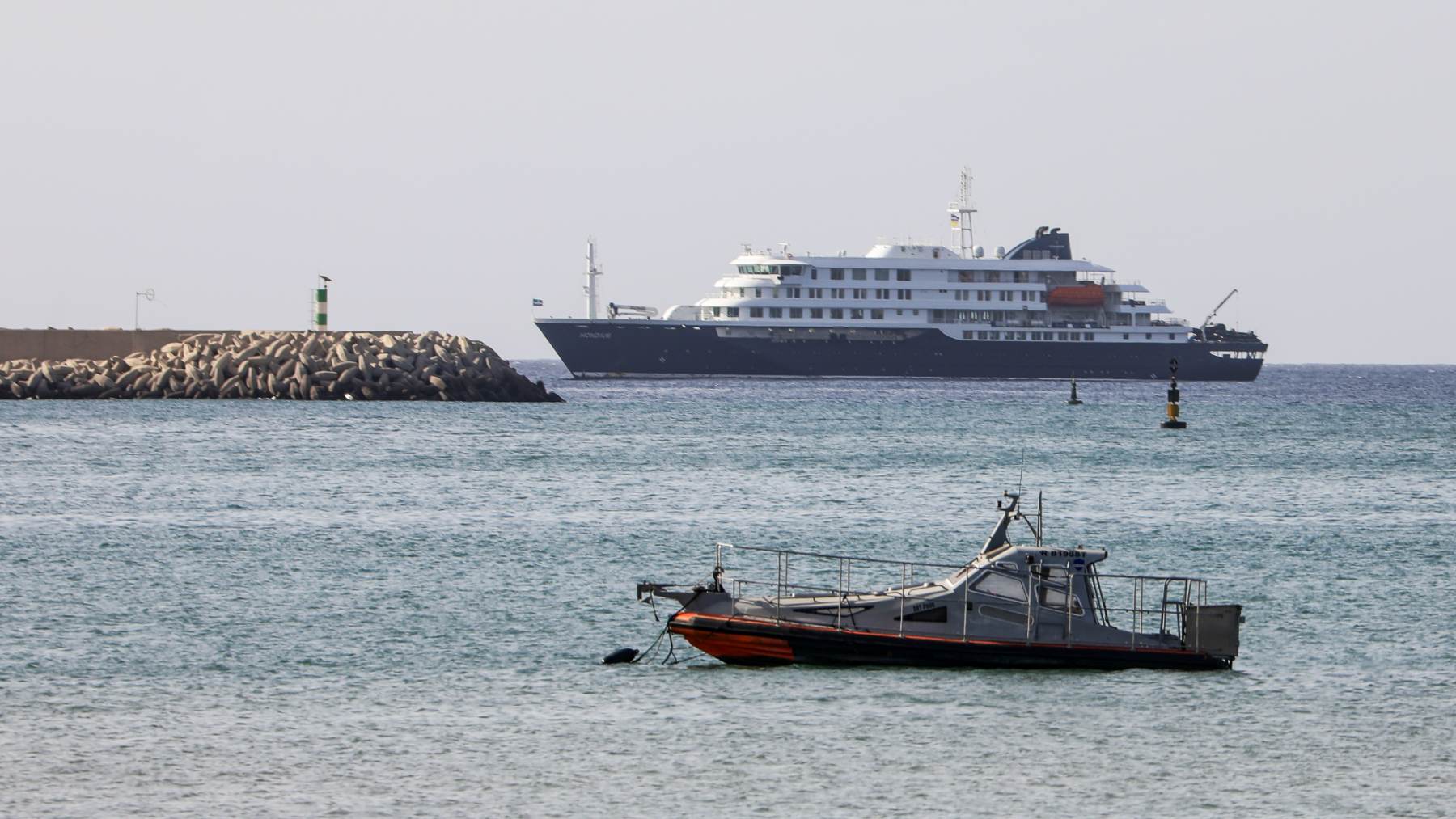 El cuerpo de uno de los tres fallecidos por hantavirus continúa en el interior del crucero Hondius