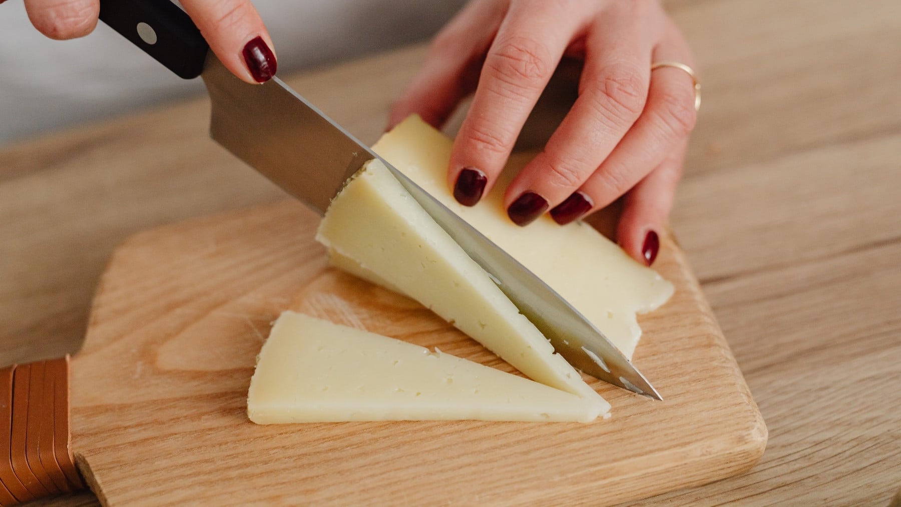 Los chefs instan a no tirar la corteza del queso: cómo debes usarla para potenciar el sabor en tus caldos y guisos