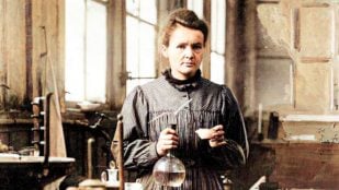 Marie Curie. Foto: Dominio Publico, coloreada en 2020. CC BY-SA 4.0, via Wikimedia Commons