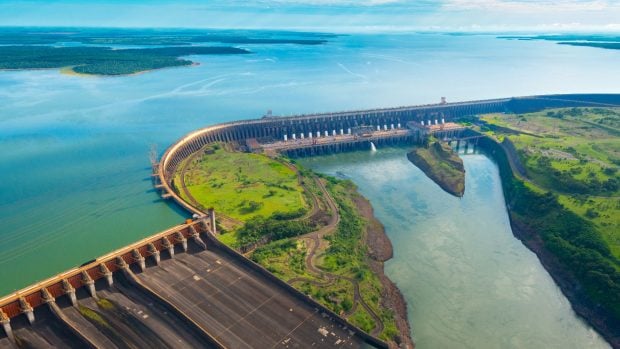 Vista a&eacute;rea de la presa hidroel&eacute;ctrica de Itaip&uacute; en el r&iacute;o Paran&aacute;, entre Paraguay y Brasil.
