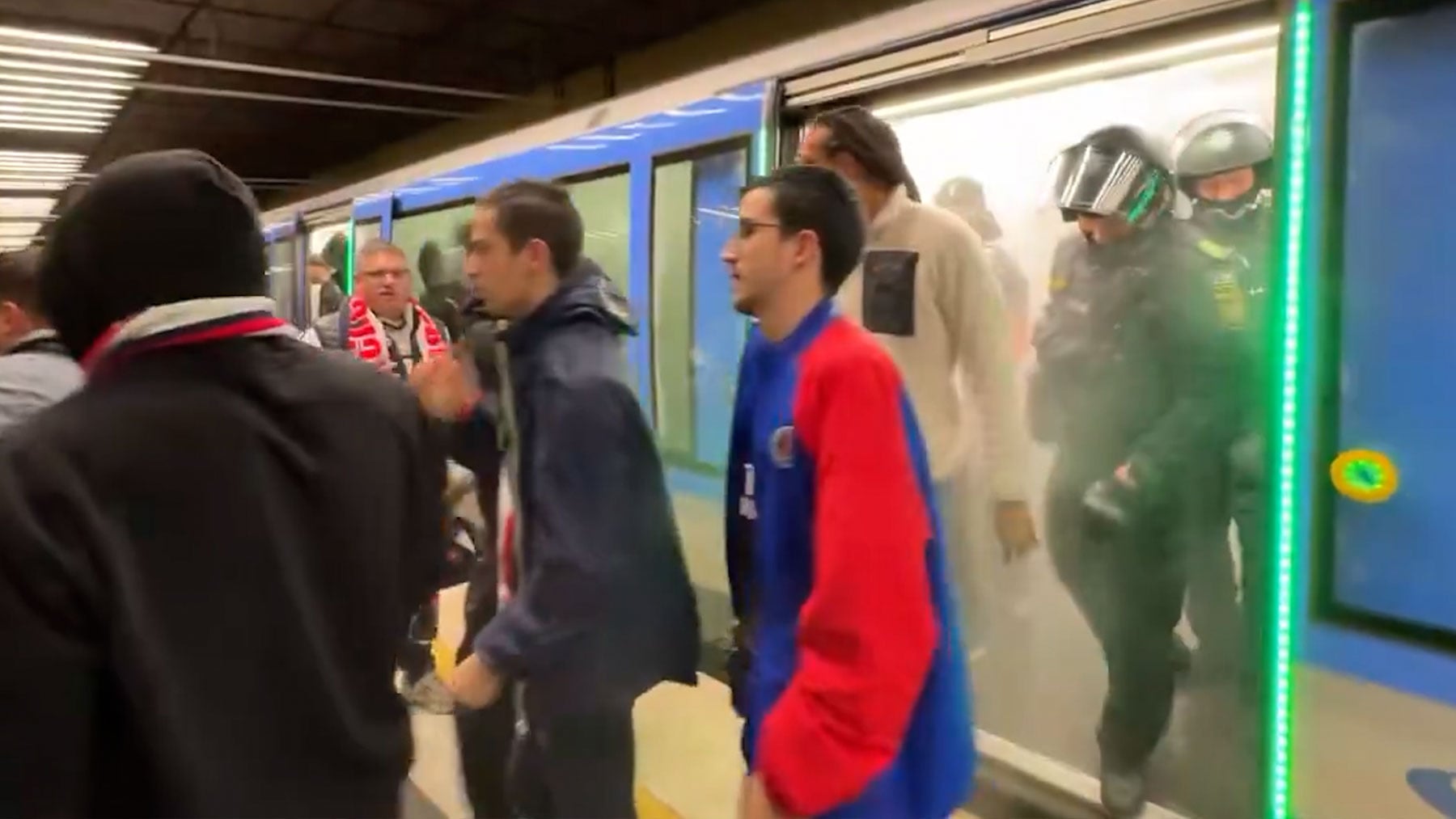 Los ultras del PSG la lían en Múnich: encienden bengalas dentro del metro y evacuan a miles de aficionados