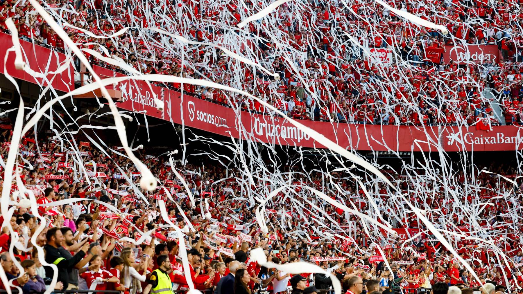 La afición del Sevilla lanza rollos de papel higiénico. (EFE)
