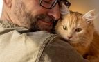 Hombre adulto feliz con gato de mascota. Foto: Freepik