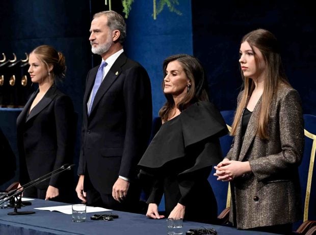 Los Reyes Felipe y Letizia junto a sus hijas en los premios Princesa de Asturias. (Foto: Getty Images)