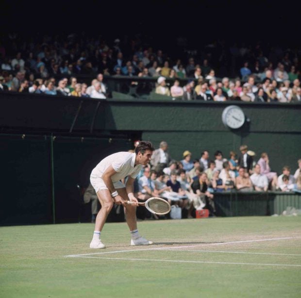 Manolo Santana durante un torneo de tenis. (Foto: Getty Images)