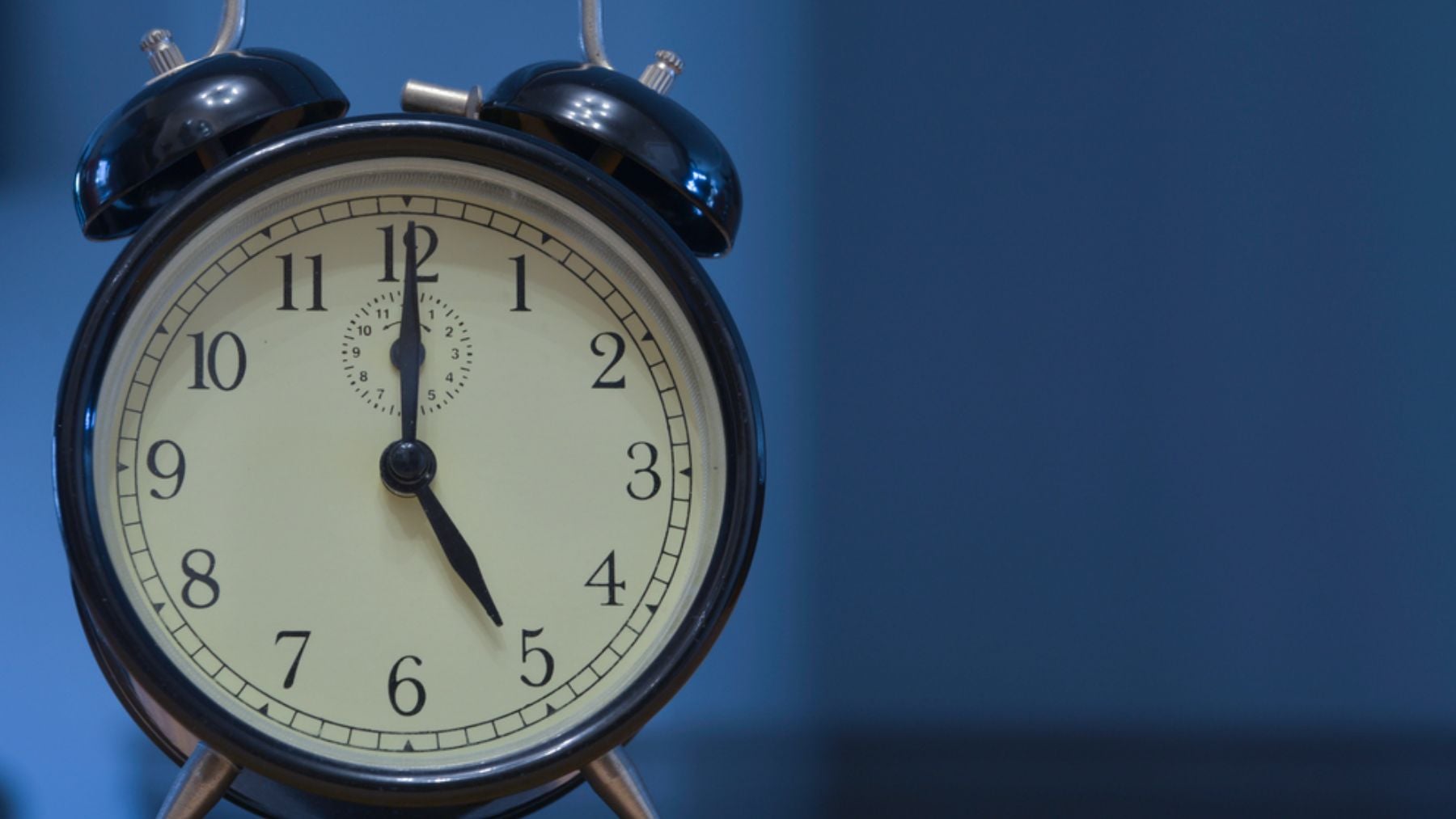 Los neurólogos alertan sobre el reto viral de levantarse a las 5:00 AM: No es un hábito saludable