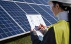 Científicos estudian los paneles solares. Foto: Freepik