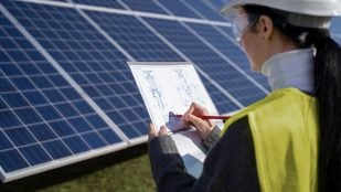 Científicos estudian los paneles solares. Foto: Freepik