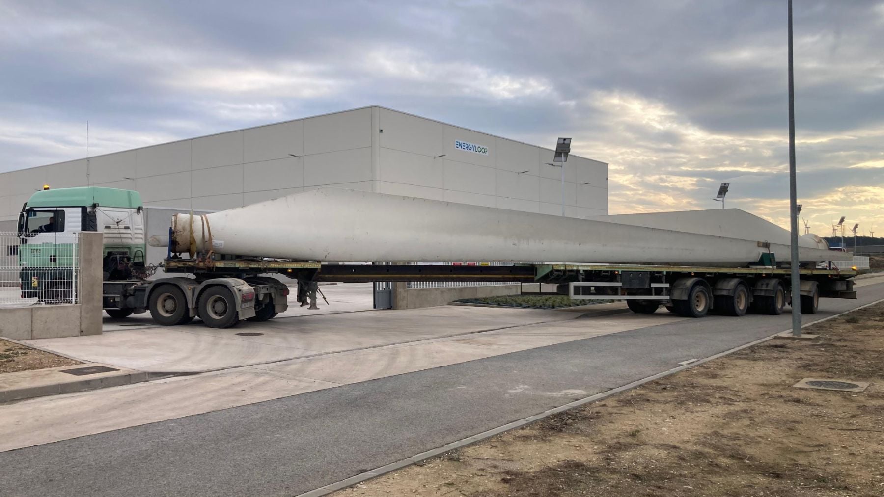 Palas de aerogeneradores transportadas a EnergyLoop para su reciclaje.