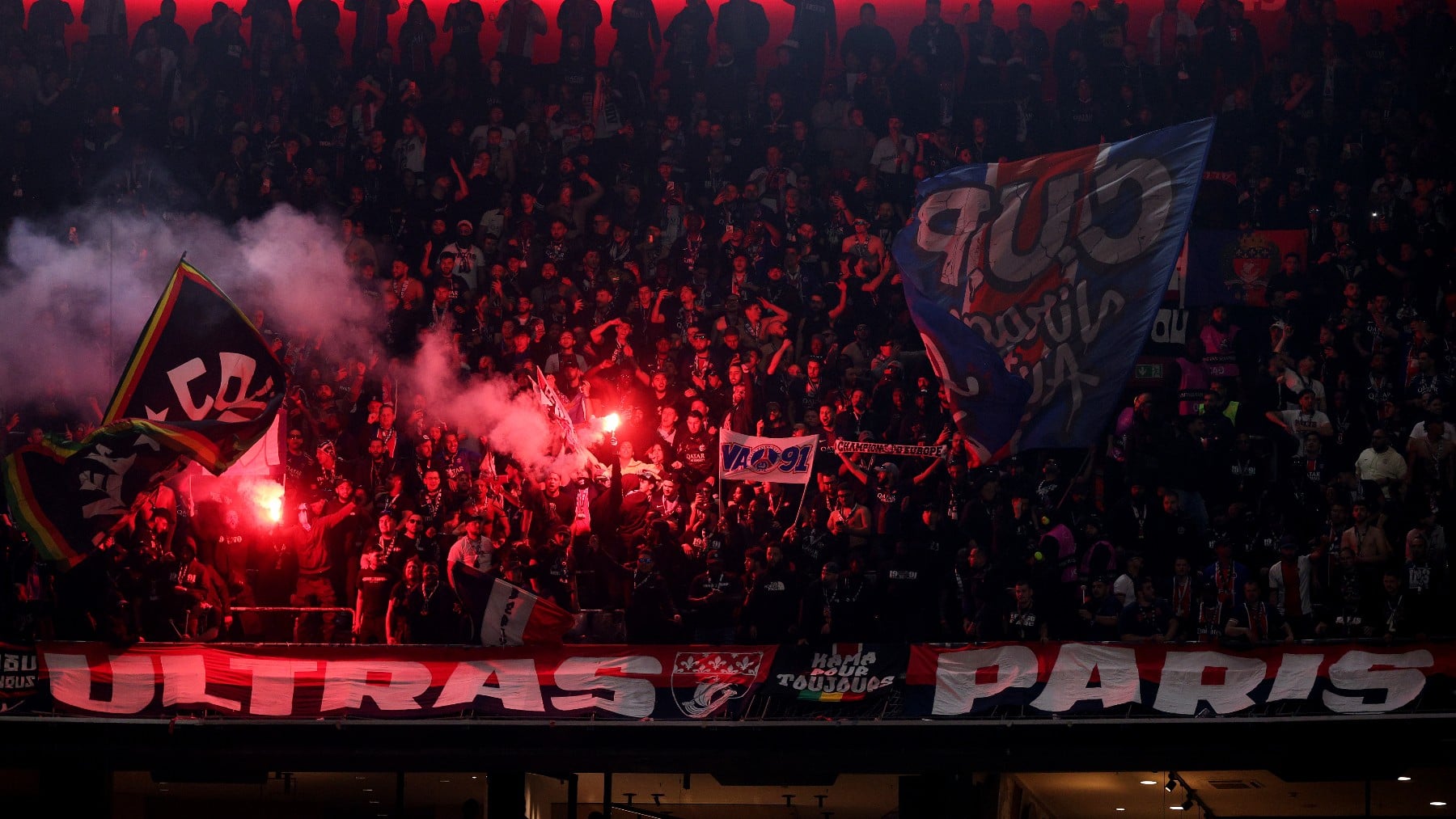 Caos en París tras la clasificación del PSG: 127 detenidos y 11 heridos graves en una noche de disturbios