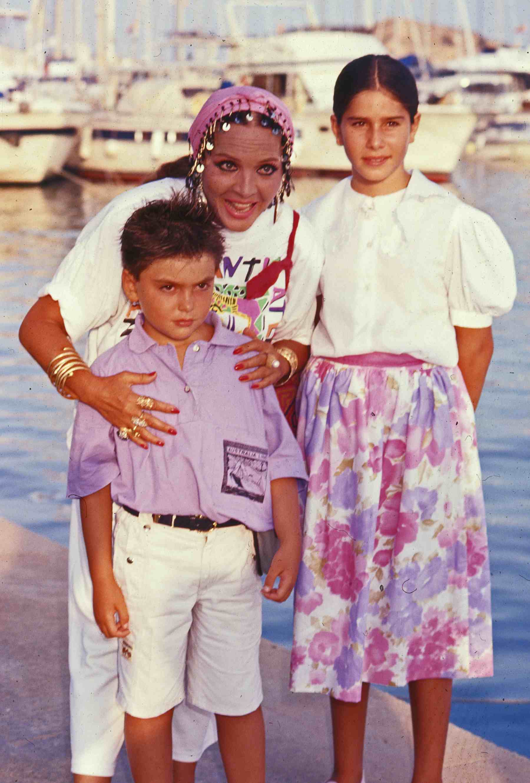 Sara Montiel junto a sus hijos Thais y Zeus. (Foto: Europa Press)