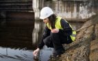 Científica analiza las aguas residuales. Foto: Freepik