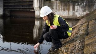Científica analiza las aguas residuales. Foto: Freepik