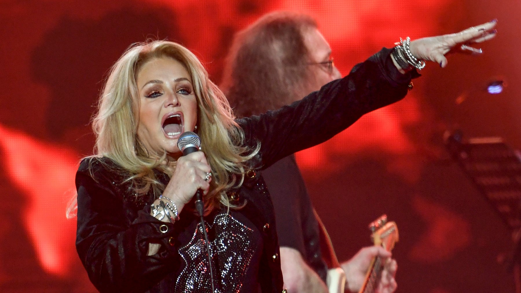 Última hora sobre el estado de salud de Bonnie Tyler: en coma inducido tras una operación de urgencia