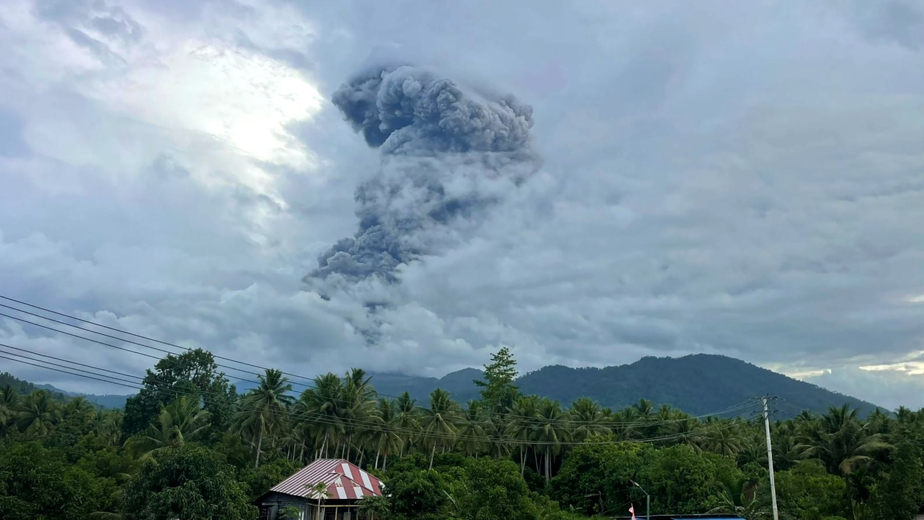 Al menos tres muertos y ocho desaparecidos durante el volcán Dukono de Indonesia