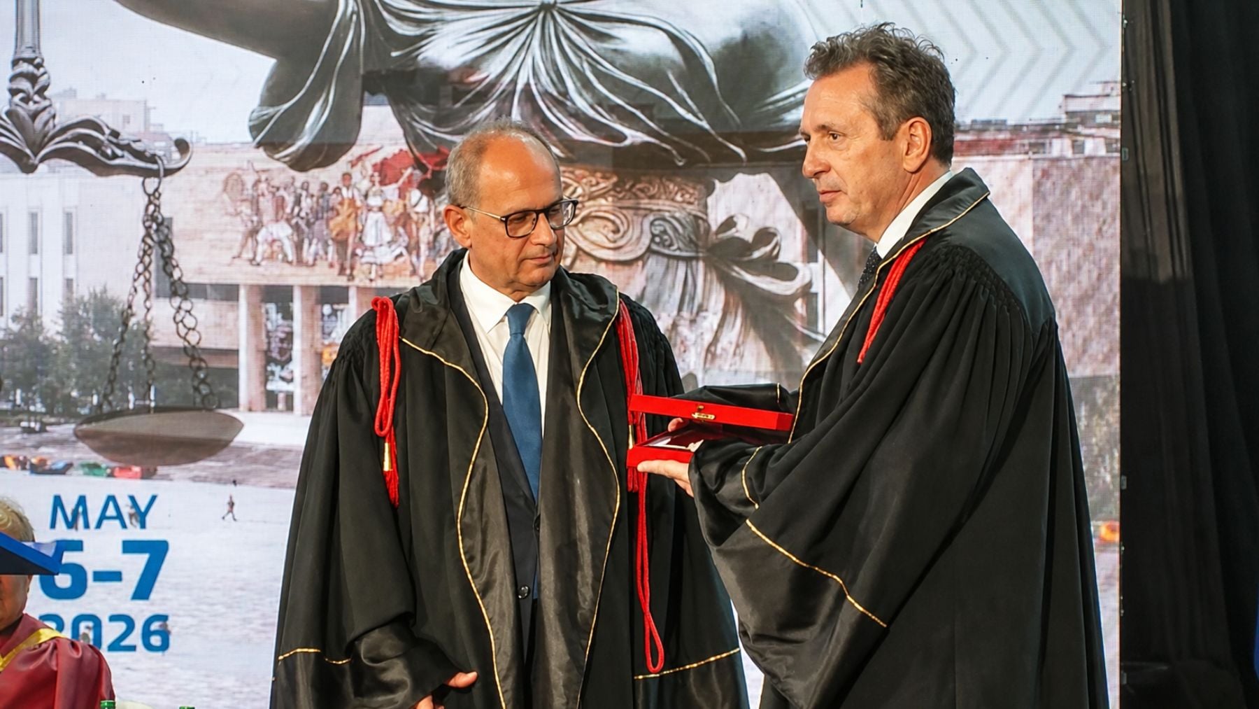 Albania reconoce a Javier Cremades.