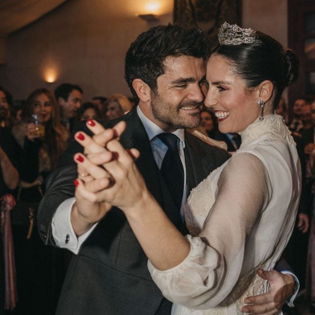Maru y Juan en su boda. (Foto: Cortes&iacute;a)