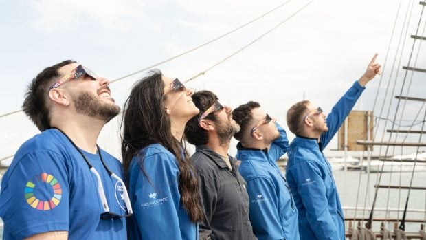 Tripulación del buque escuela Cervantes Saavedra ensayando para el eclipse.